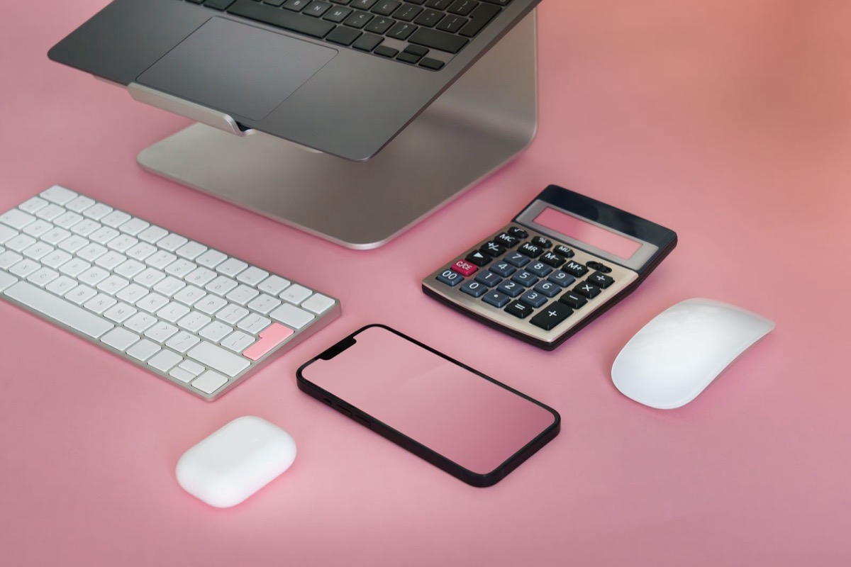 A keyboard, a calculator and a phone on a desk